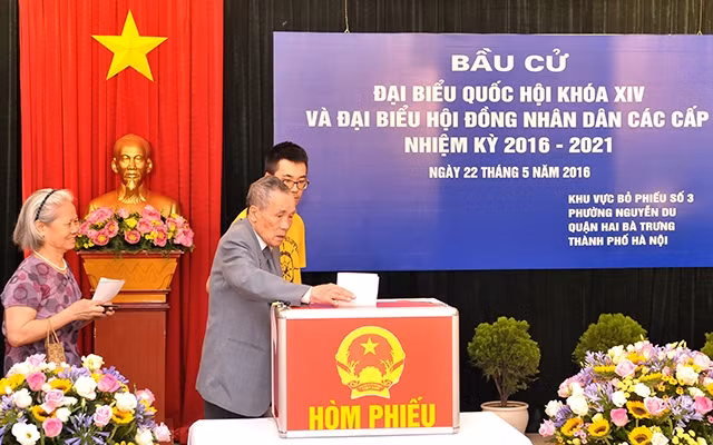 Cử tri phường Nguyễn Du, quận Hai Bà Trưng (Hà Nội) bỏ phiếu bầu cử đại biểu Quốc hội khóa XIV và đại biểu Hội đồng nhân dân các cấp nhiệm kỳ 2016-2021. Ảnh: ĐĂNG KHOA