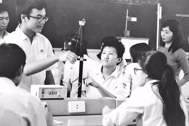 Học sinh Trường THPT Trần Nguyên Hãn thực hành trong phòng thí nghiệm.