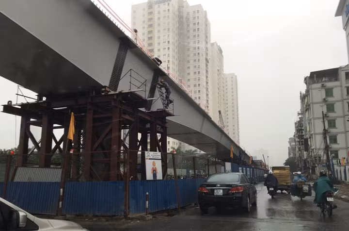 Công trình xây dựng cầu vượt Hoàng Minh Giám - Nguyễn Chánh (Hà Nội).