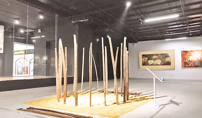 Phạm Văn Quý, Những bà mẹ quê, sắp đặt điêu khắc tổng hợp, 200x200x160cm, giải khuyến khích, Festival Mỹ thuật trẻ 2017.