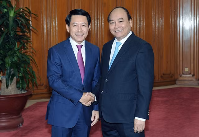 Thủ tướng Nguyễn Xuân Phúc và Bộ trưởng Ngoại giao Lào Xạ-lởm-xay Côm-mạ-xít. Ảnh: TRẦN HẢI