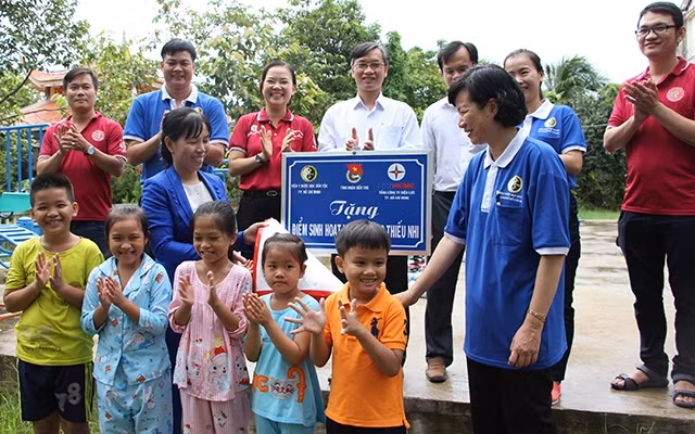 Đoàn viên, thanh niên Tổng công ty Điện lực TP Hồ Chí Minh và Viện Y dược học Dân tộc TP Hồ Chí Minh trao tặng sân chơi cho thiếu nhi xã Hưng Phong, huyện Giồng Trôm, tỉnh Bến Tre.