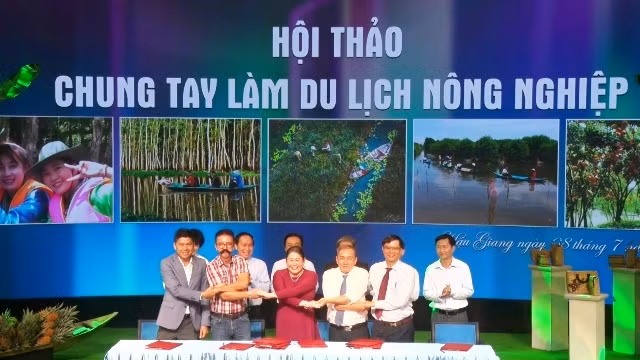 Ngay sau hội thảo đã diễn ra lễ ký kết ba bản ghi nhớ hợp tác trong lĩnh vực du lịch giữa tỉnh Hậu Giang với các đối tác. 
