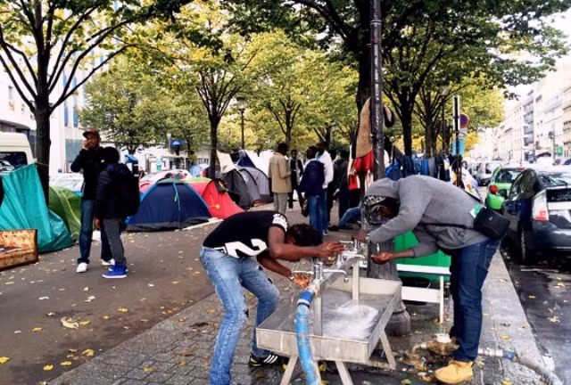 Người nhập cư trái phép dựng lều trên đường phố Paris trước khi bị giải tỏa đưa đến các trung tâm nhập cư.