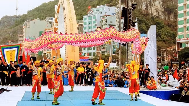 Múa rồng trong Lễ hội nghề cá Cát Bà 1-4 hằng năm.