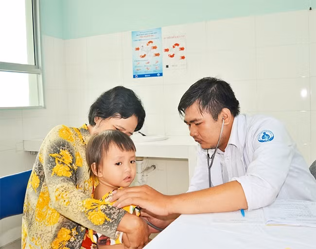 Khám sức khỏe cho trẻ em tại Bệnh viện huyện Củ Chi. Ảnh: VĂN NGUYỄN