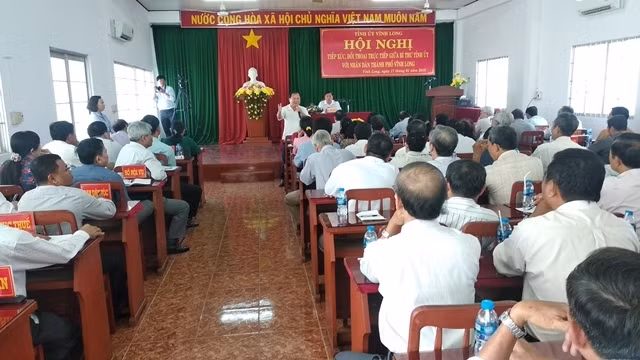 Lãnh đạo tỉnh Vĩnh Long trả lời thắc mắc của người dân