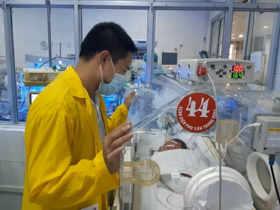 Lần thứ hai anh Hùng được gặp con sau ca mổ kỳ diệu diễn ra cách đây ba ngày.