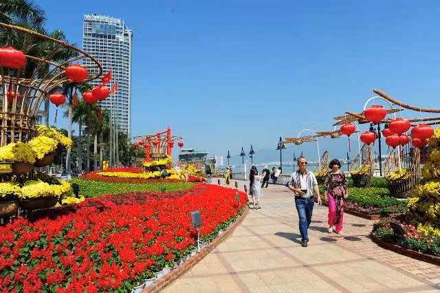 Sắc xuân trên phố phường Đà Nẵng chừng như ngưng đọng trên những môi cười.
