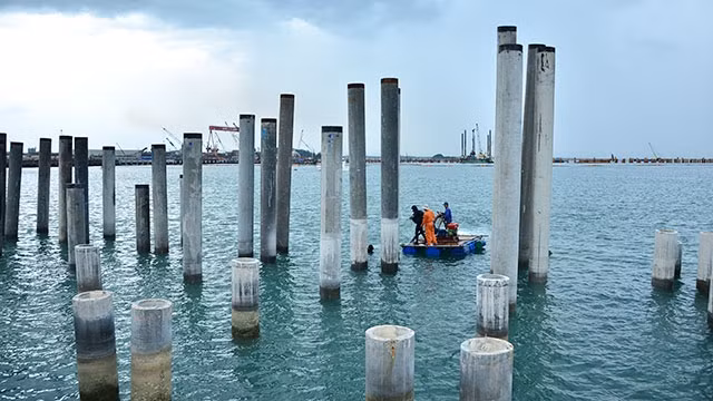 Thợ lặn khai quật tàu có cổ vật tại vùng biển cảng Dung Quất.