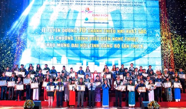 Đồng chí Nguyễn Minh Triết, nguyên Chủ tịch nước chụp hình lưu niệm cùng thanh thiếu nhi xuất sắc. (Ảnh: TRỊNH BÌNH)