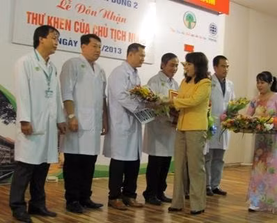 Bộ trưởng Y tế Nguyễn Thị Kim Tiến trao thư khen và phần thưởng của Chủ tịch nước cho Bệnh viện Nhi đồng 2.