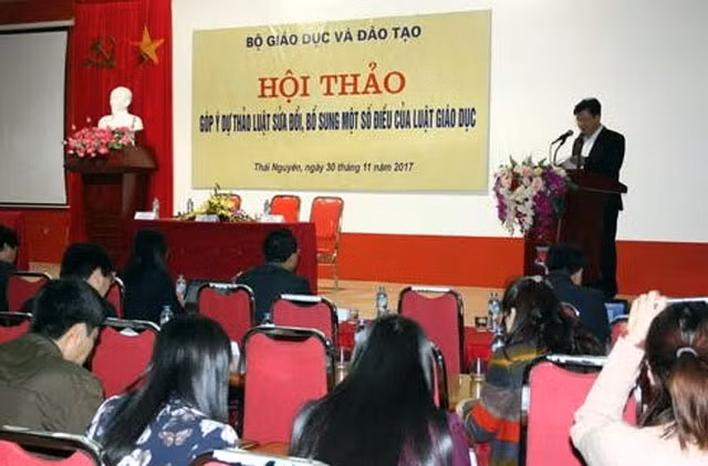 Thứ trưởng Bộ GD và ĐT Nguyễn Hữu Độ phát biểu khai mạc hội nghị.