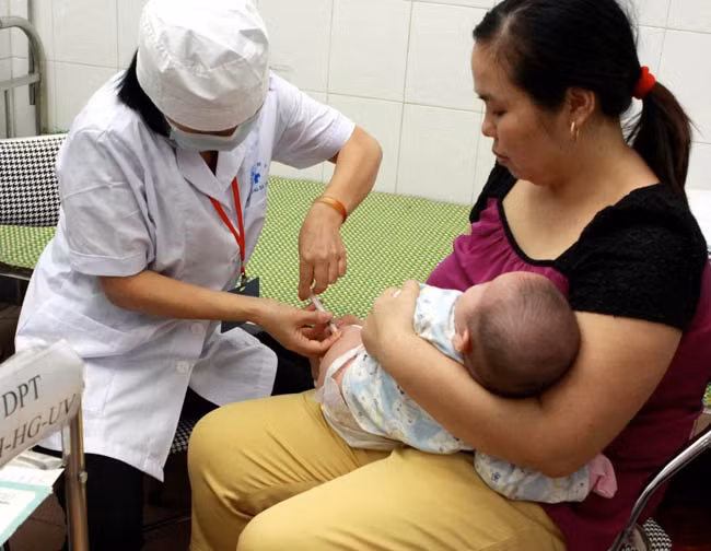 Tiêm Quinvaxem trong Chương trình Tiêm chủng mở rộng tại Trạm y tế phường Trương Định, quận Hai Bà Trưng (Hà Nội).