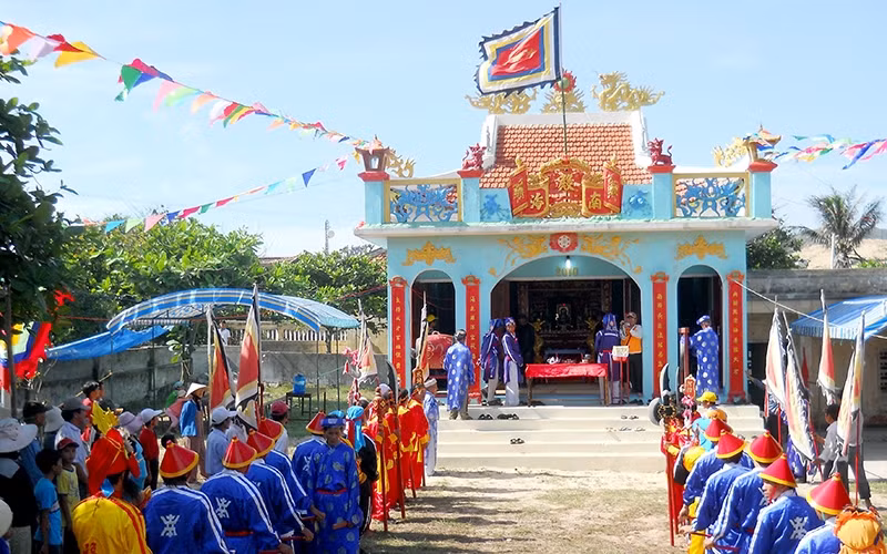 Lễ hội cầu ngư làng Nam Hải vạn đầm Hưng Lương tại xã Nhơn Lý, TP Quy Nhơn, tỉnh Bình Ðịnh.