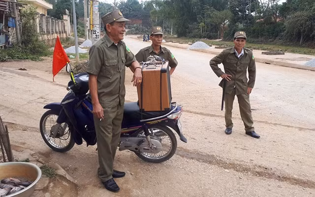 Thành viên Ban bảo vệ dân phố phường Nam Thanh (TP Điện Biên Phủ, tỉnh Điện Biên) tuyên truyền công tác an ninh - trật tự. 