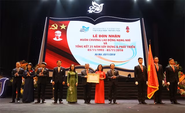 Viện đại học Mở Hà Nội đón nhận Huân chương Lao động hạng Nhì