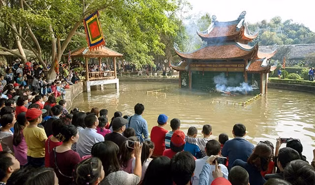 Múa rối nước luôn gắn với khung cảnh thiên nhiên và cuộc sống làng quê Việt Nam.