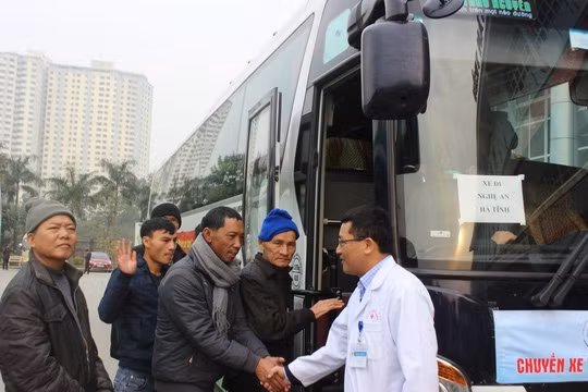 Các bác sĩ Bệnh viện K chia tay người bệnh về quê ăn tết. 