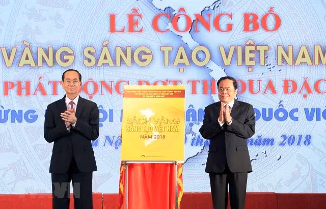 Chủ tịch nước Trần Đại Quang và Chủ tịch Ủy ban T.Ư MTTQ Việt Nam Trần Thanh Mẫn khai trương công bố phát hành Sách vàng Sáng tạo Việt Nam năm 2018. (Ảnh: TTXVN)