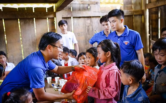 Đại diện Câu lạc bộ Chợ Đồn mến yêu trao quà tặng trẻ em vùng cao.