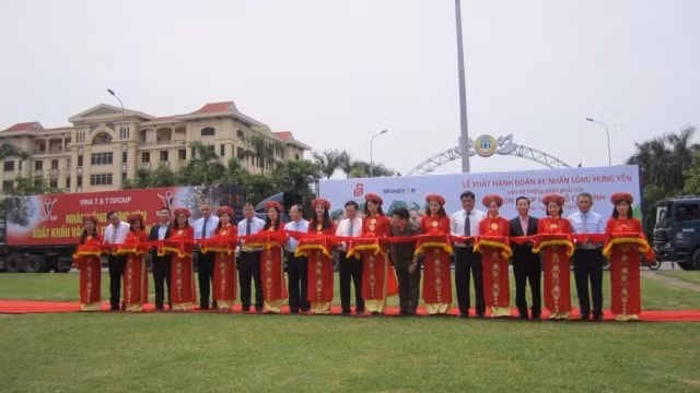  Phó Thủ tướng Vương Đình Huệ cắt băng xuất hàng nhãn sang thị trường Trung Quốc.