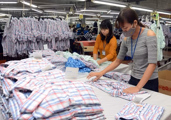 Các doanh nghiệp may xuất khẩu Việt Nam có thể bị ảnh hưởng từ cuộc chiến thương mại Mỹ - Trung Quốc. Trong ảnh: Sản xuất áo sơ-mi tại Công ty cổ phần may Sơn Hà (Hà Nội). Ảnh: MINH HÀ