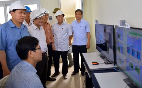 Tại phòng Điều khiển trung tâm Nhà máy nước mặt thành phố Bắc Ninh (Ảnh: Báo Bắc Ninh)