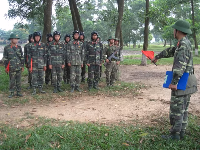 Khẩu đội pháo tự hành CY 152, Lữ đoàn 45 (Binh chủng Pháo binh) thực hành chiếm lĩnh trận địa, chuẩn bị chiến đấu.