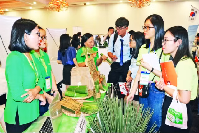 Mô hình khởi nghiệp của nhóm Greenjoy với sản phẩm ống hút làm bằng cỏ thay thế ống hút nhựa. 