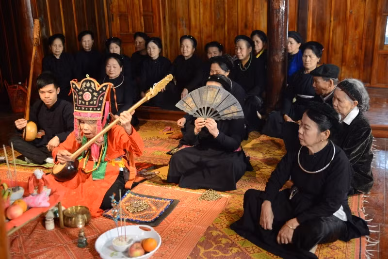 Thày Then đang thực hiện nghi lễ. (Ảnh: Hồ sơ đệ trình UNESCO)