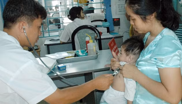 BS Bệnh viện Nhi đồng 1 khám bệnh cho trẻ sơ sinh. (Ảnh: MAI HẢI)