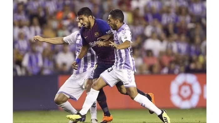 Barca nhọc nhằn vượt qua tân binh mới thăng hạng Valladolid bằng thắng lợi sít sao 1-0.
