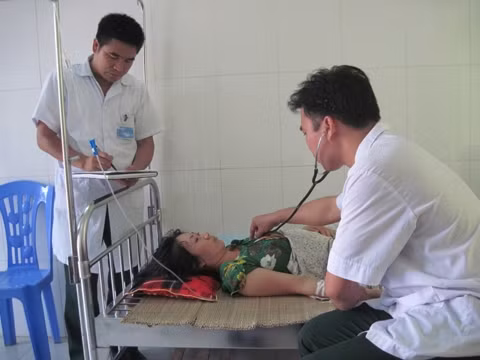 Bác sĩ Bệnh xá Sư đoàn 3 - Sao Vàng (Quân khu I) khám bệnh cho người dân đang điều trị tại đơn vị.