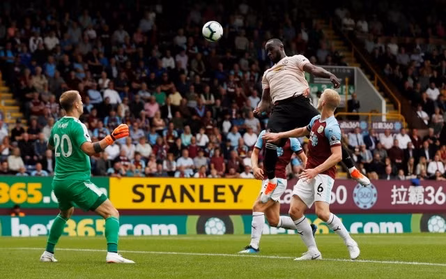 Pha đánh đầu ghi bàn mở tỷ số cho Man United của Lukaku.