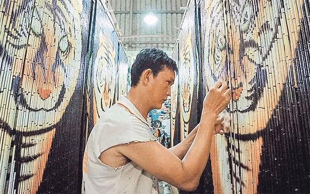 Sơn mành là khâu đòi hỏi người thợ phải thật lành nghề để bảo đảm tính mỹ thuật cao.