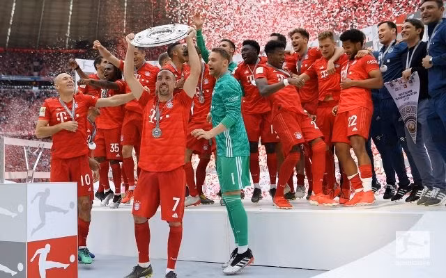 Tiền vệ Ribery nâng cao Đĩa bạc Bundesliga cùng đồng đội trong trận đấu cuối cùng cho đội bóng xứ Bavaria. (Ảnh: Bundesliga)