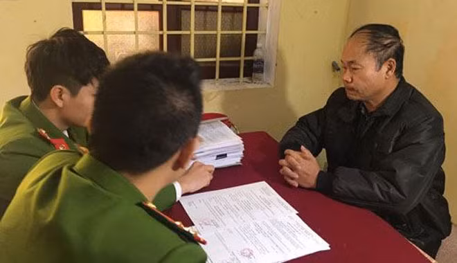 Các cán bộ điều tra xét hỏi Vũ Đình Hợp.
