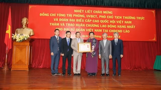 Phó Chủ tịch Thường trực Quốc hội Tòng Thị Phóng tại lễ trao tặng Huân chương Lao động hạng Nhất cho Đại sứ quán Việt Nam tại Lào.
