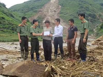 Đại diện Agribank Quản Bạ thăm hỏi, chia sẻ tới gia đình anh Lò Chính Cồ