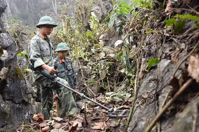 Lực lượng Công binh dò tìm vật cản sót lại sau chiến tranh.
