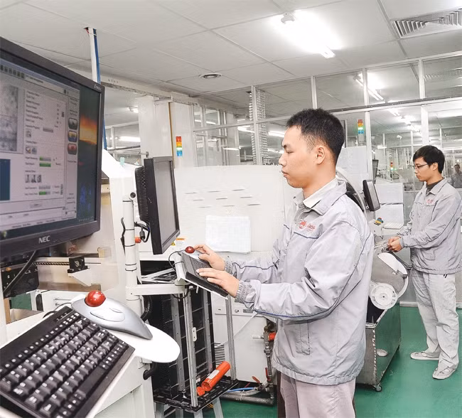 Sản xuất bảng mạch điện tử điều khiển đèn LED. Ảnh: TRẦN HẢI