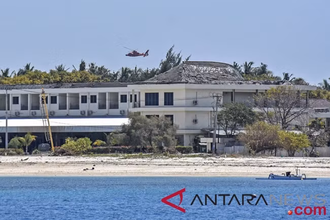 Trực thăng của lực lượng cứu hộ bay vòng quanh đảo nhỏ Gili Air gần đảo Lombok (Indonesia) để bảo đảm tất cả các khách du lịch và cư dân đã được sơ tán an toàn sau trận động đất mạnh 7 độ richte. Ảnh: