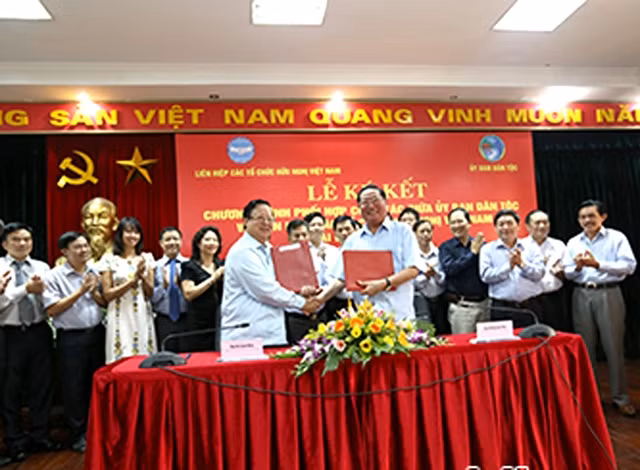 Bộ trưởng, Chủ nhiệm UBDT Giàng Seo Phử (phải) và Chủ tịch Liên hiệp các Tổ chức Hữu nghị Việt Nam Vũ Xuân Hồng tại lễ ký kết.
