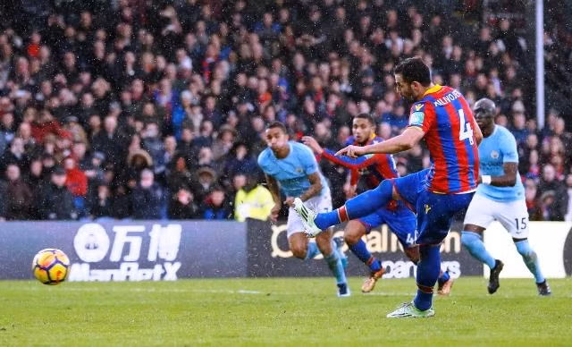 Milivojevic (áo sọc) sút phạt đền không tốt, lỡ cơ hội ghi bàn cho Crystal Palace.