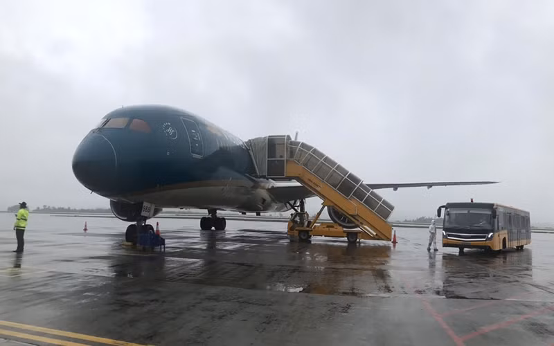 Máy bay chở 98 hành khách trở về từ Nhật Bản (Ảnh: Quang Thọ).