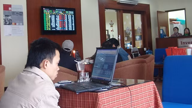 Trong tuần giao dịch qua, VN Index liên tục gặp rung lắc khi tiếp cận ngưỡng kháng cự quanh 1.130 điểm. Ảnh: NAM HẢI