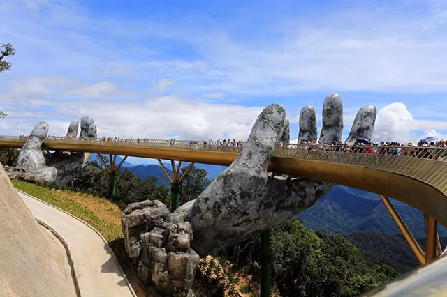 Khách du lịch tham quan Cầu Vàng (TP Đà Nẵng).
