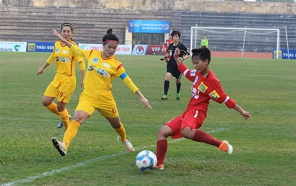 Các cầu thủ Hà Nội I duy trì vị trí thứ tư sau khi vượt qua TP Hồ Chí Minh II. 