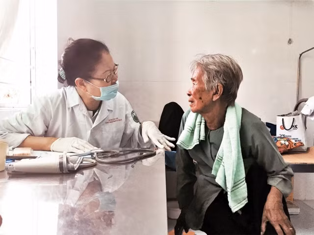 Bác sĩ trong Đoàn công tác xã hội tận tình khám bệnh cho người dân xã Châu Hưng, huyện Bình Đại (Bến Tre).